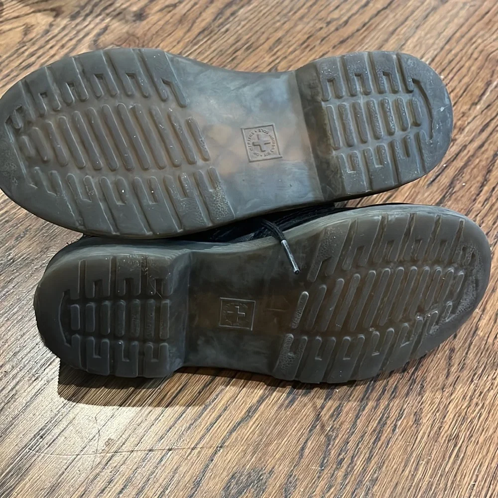 Dr. Marten’s  air Wair black boots kid size 2